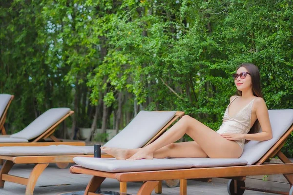 Retrato Hermosa Joven Mujer Asiática Relajarse Sonrisa Alrededor Piscina Aire —  Fotos de Stock