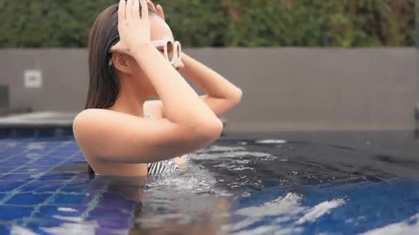 Retrato Bonito Jovem Asiático Mulher Feliz Sorriso Relaxar Piscina Livre — Vídeo de Stock