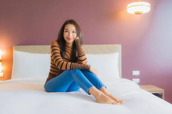肖像画美しい若いアジアの女性の笑顔リラックスベッドルームのインテリア — ストック写真