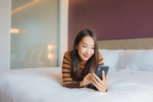 Retrato Hermosa Joven Mujer Asiática Uso Inteligente Teléfono Móvil Cama — Foto de Stock