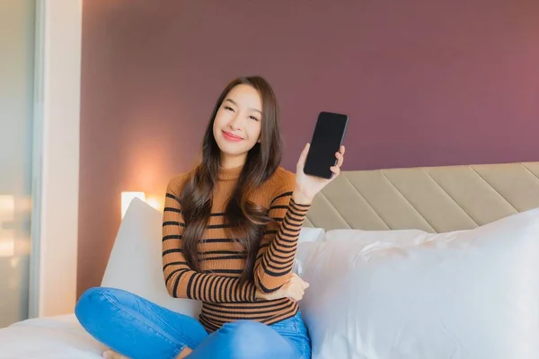 Portrét Krásná Mladá Asijská Žena Používat Chytrý Mobilní Telefon Posteli — Stock fotografie