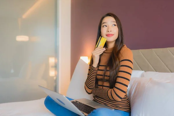 Portret Piękna Młoda Azjatycka Kobieta Używać Laptopa Łóżku Karty Kredytowej — Zdjęcie stockowe