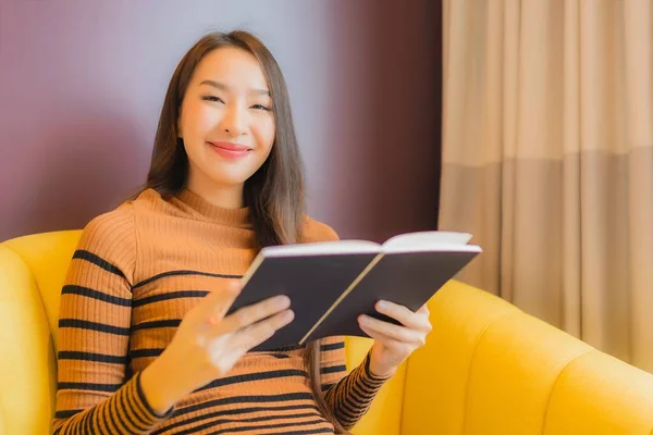 Retrato Hermosa Joven Asiática Mujer Relajarse Sonrisa Acción Sofá Sala — Foto de Stock