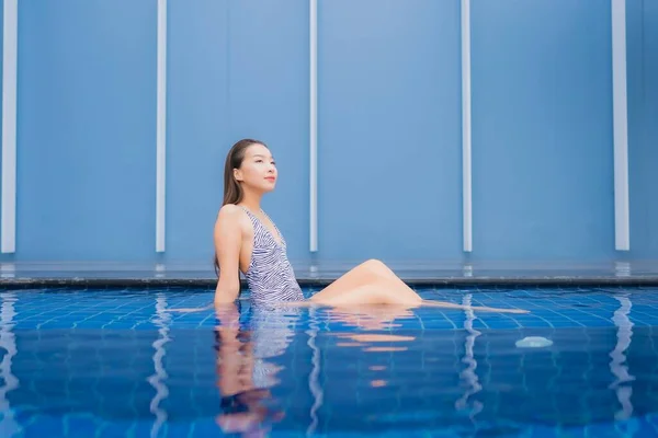 Retrato Hermosa Joven Mujer Asiática Relajarse Sonrisa Alrededor Piscina Aire — Foto de Stock