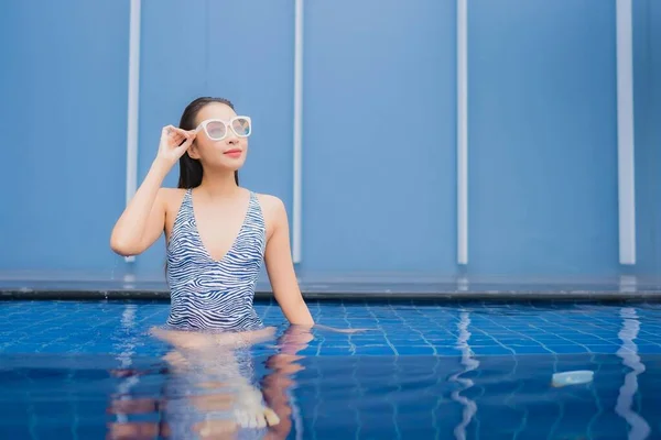Portret Mooie Jonge Aziatische Vrouw Ontspannen Glimlach Rond Openlucht Zwembad — Stockfoto