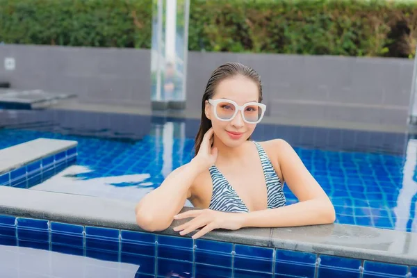 ポートレート美しい若いアジアの女性はレジャー休暇のための屋外スイミングプールの周りの笑顔をリラックス — ストック写真