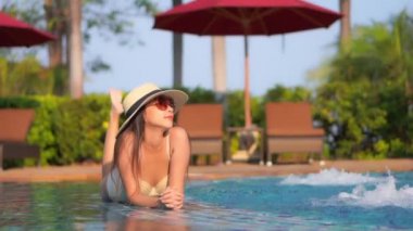 Güzel bir Asyalı kadın portresi. Mutlu bir gülümseme. Tatil için otel havuzunda rahatla.