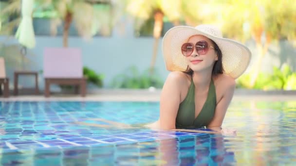 Retrato Bonito Jovem Asiático Mulher Feliz Sorriso Relaxar Piscina Livre — Vídeo de Stock