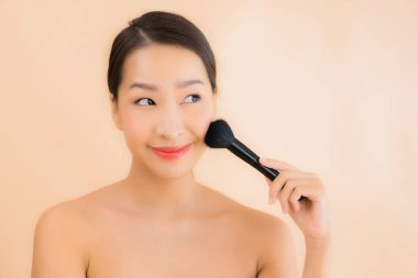 Güzellik kaplıcaları ve kozmetik makyaj anlayışı olan Asyalı güzel bir kadın portresi.