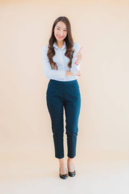 Güzel Asyalı iş kadını portresi izole edilmiş renk arka planında iş başında