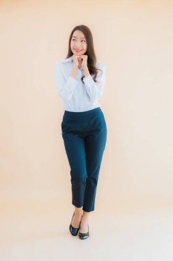 Güzel Asyalı iş kadını portresi izole edilmiş renk arka planında iş başında