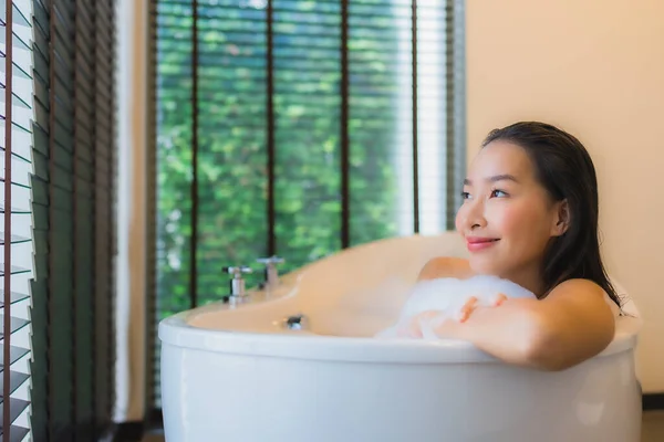 Retrato Hermosa Joven Asiática Mujer Feliz Sonrisa Relajarse Tomar Baño — Foto de Stock