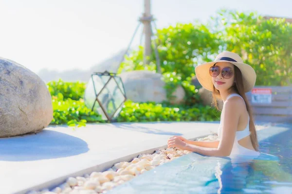 Retrato Bonito Jovem Asiático Mulher Feliz Sorriso Relaxar Redor Piscina — Fotografia de Stock