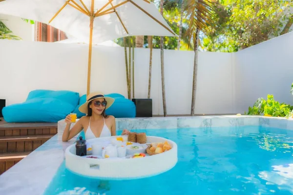 Retrato Hermosa Joven Asiática Mujer Feliz Sonrisa Con Flotante Desayuno — Foto de Stock