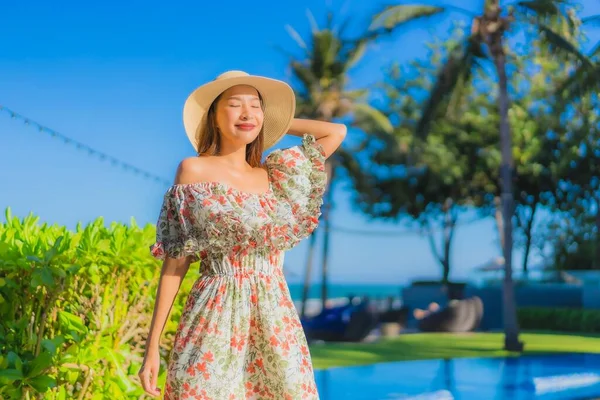 Portrait Beautiful Young Asian Woman Happy Smile Relax Tropical Beach — Stock Photo, Image