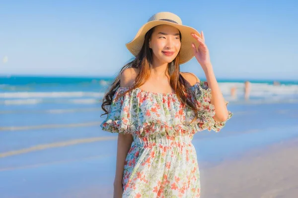 Portrait Belle Jeune Femme Asiatique Sourire Heureux Détendre Autour Plage — Photo