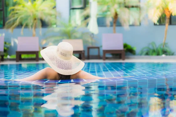 Portrait Beautiful Young Asian Woman Relax Swimming Pool Hotel Resort — Stock Photo, Image