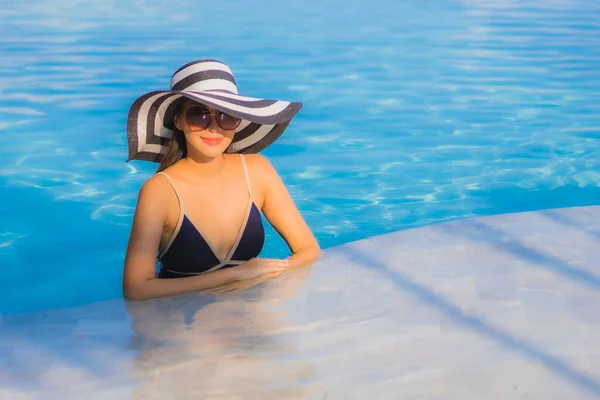 Retrato Bela Jovem Asiática Mulher Relaxar Torno Piscina Hotel Resort — Fotografia de Stock