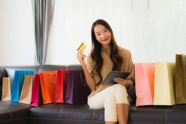 Портрет Красивая Молодая Азиатская Женщина Онлайн Покупки Кредитной Картой Смартфоном — стоковое фото