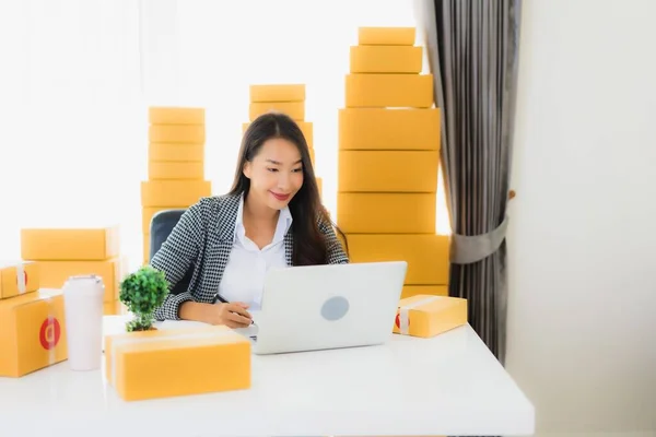 Portret Mooie Jonge Aziatische Zakenvrouw Werk Vanuit Huis Met Laptop — Stockfoto