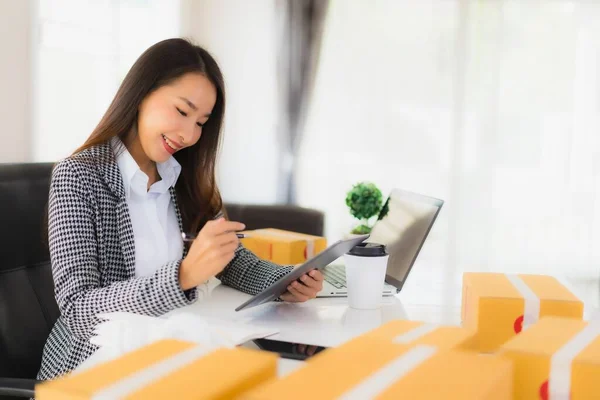 Retrato Hermosa Joven Mujer Negocios Asiática Trabajo Desde Casa Con —  Fotos de Stock