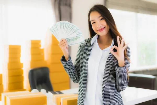 Güzel Asyalı Bir Kadının Portresi Dizüstü Bilgisayarından Nakit Para Karton — Stok fotoğraf