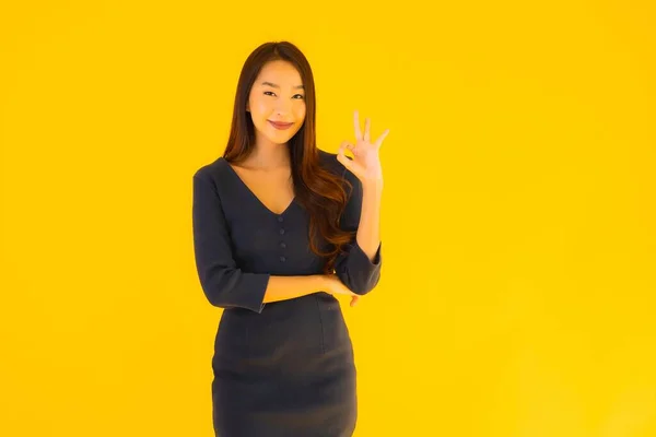 Portrait Belle Jeune Femme Asiatique Avec Action Sur Fond Jaune — Photo
