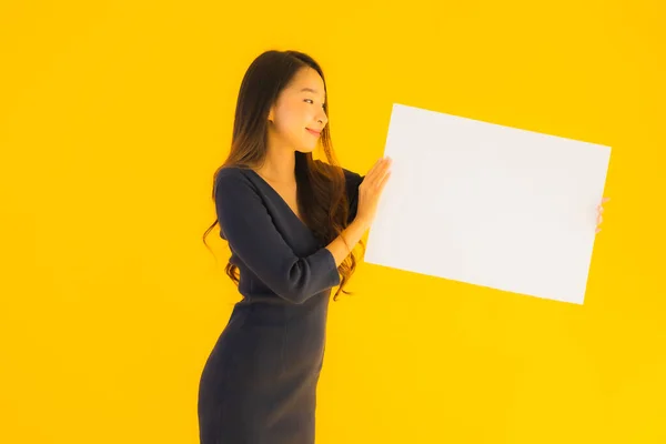 Portrait Belle Jeune Femme Asiatique Avec Bannière Carte Panneau Affichage — Photo