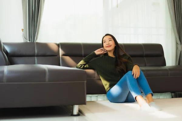 Hermoso Retrato Joven Asiático Mujer Sentarse Relajarse Sofá Sala Estar — Foto de Stock