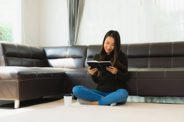 Porträt Schöne Junge Asiatin Liest Buch Mit Kaffeetasse Und Sofa — Stockfoto