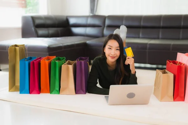 Retrato Hermosa Mujer Asiática Joven Con Bolsa Compras Tarjeta Crédito — Foto de Stock