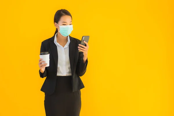 Retrato Hermoso Negocio Joven Mujer Asiática Usar Máscara Uso Teléfono — Foto de Stock