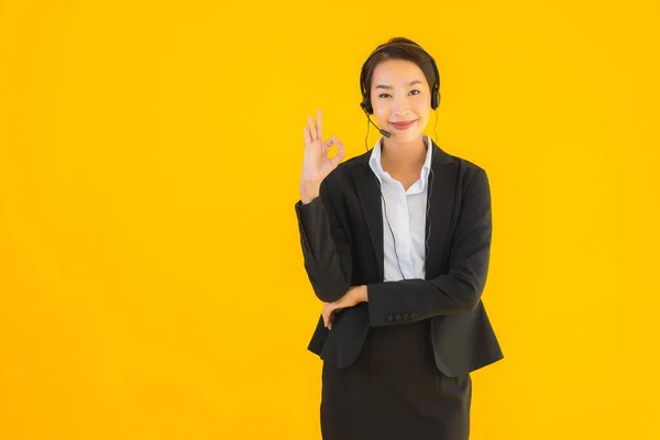 Porträtt Vackra Unga Företag Asiatisk Kvinna Med Hörlurar Eller Headset — Stockfoto