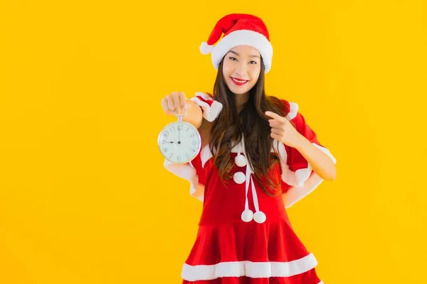 Portré Gyönyörű Fiatal Ázsiai Visel Karácsonyi Ruhák Kalap Show Óra — Stock Fotó