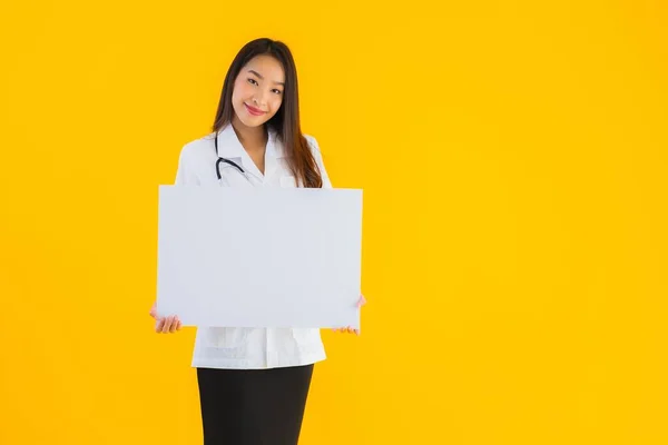 Retrato Hermosa Joven Asiática Médico Mujer Con Vacío Blanco Tablero — Foto de Stock