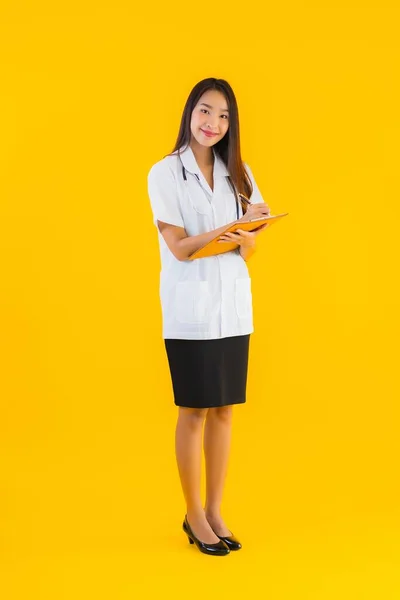 Retrato Hermosa Joven Asiática Médico Mujer Con Vacío Blanco Tablero — Foto de Stock