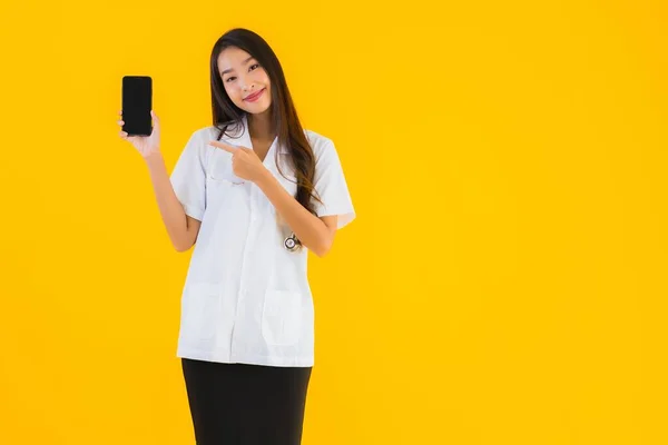 Porträtt Vackra Unga Asiatiska Läkare Kvinna Använder Smart Mobiltelefon Gul — Stockfoto