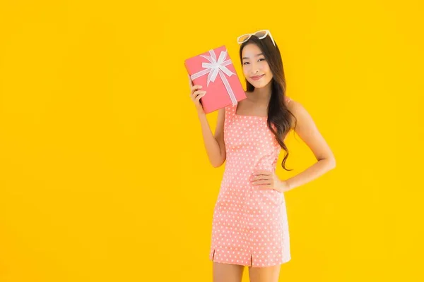 Retrato Bonito Jovem Asiático Mulher Com Vermelho Dom Caixa Amarelo — Fotografia de Stock