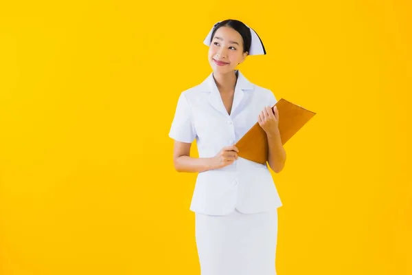 Porträt Schöne Junge Asiatische Frau Thailändische Krankenschwester Zeigen Leere Whiteboard — Stockfoto