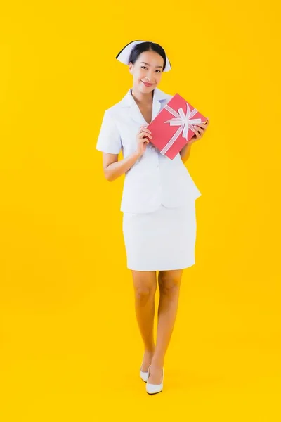 아름다운 아시아 간호사의 초상화가 상자를 있습니다 — 스톡 사진
