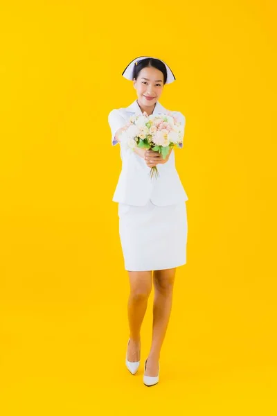 Πορτρέτο Όμορφη Νεαρή Ασιατική Γυναίκα Ταϊλανδέζα Νοσοκόμα Λουλούδι Κίτρινο Απομονωμένο — Φωτογραφία Αρχείου
