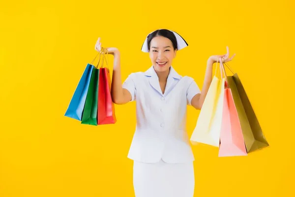 Retrato Hermosa Joven Mujer Asiática Tailandesa Enfermera Con Bolsa Compras — Foto de Stock