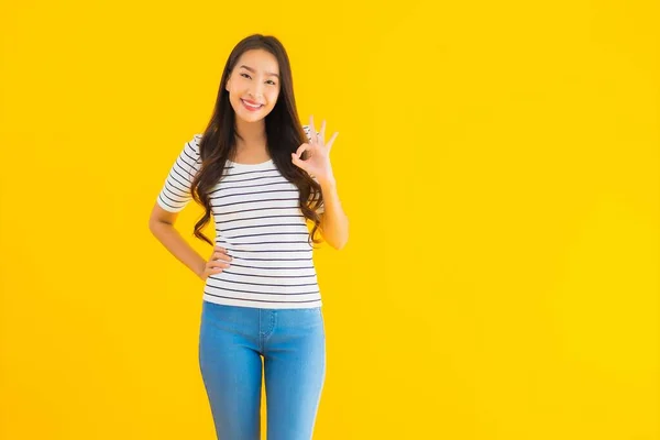 Portret Piękna Młoda Azjatycka Kobieta Uśmiech Szczęśliwy Akcji Żółtym Odizolowanym — Zdjęcie stockowe