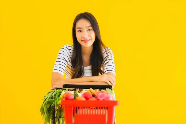 Ritratto Bella Giovane Donna Asiatica Shopping Negozio Alimentari Supermercato Carrello — Foto Stock