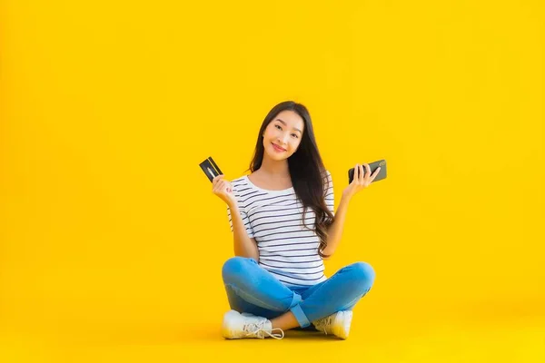 Retrato Bonito Jovem Asiático Mulher Sorriso Feliz Uso Inteligente Celular — Fotografia de Stock