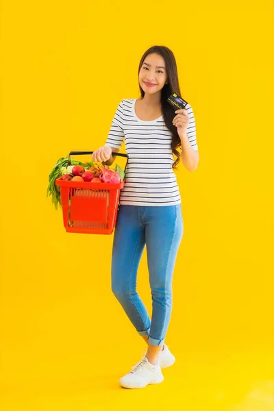 Portré Gyönyörű Fiatal Ázsiai Kosárral Élelmiszerbolt Kosár Hitelkártyával Szupermarket Áruházban — Stock Fotó