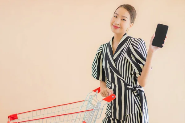 Retrato Bela Jovem Mulher Asiática Com Carrinho Compras Para Compras — Fotografia de Stock