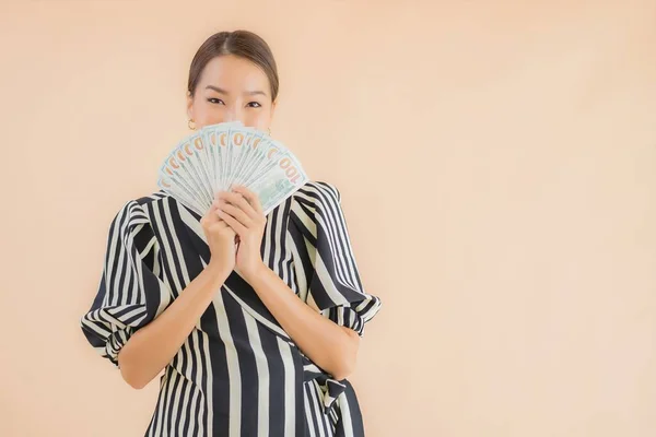 Retrato Hermosa Joven Asiática Mujer Con Dinero Efectivo Dinero Sobre — Foto de Stock