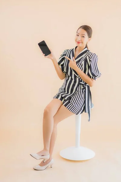 Portret Mooie Jonge Aziatische Vrouw Met Slimme Mobiele Telefoon Bruine — Stockfoto