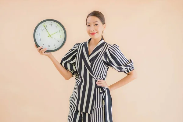 Retrato Hermosa Joven Mujer Asiática Mostrar Reloj Alarma Sobre Fondo — Foto de Stock